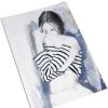 Bleu affiche de femme qui se cache sous son pull rayé