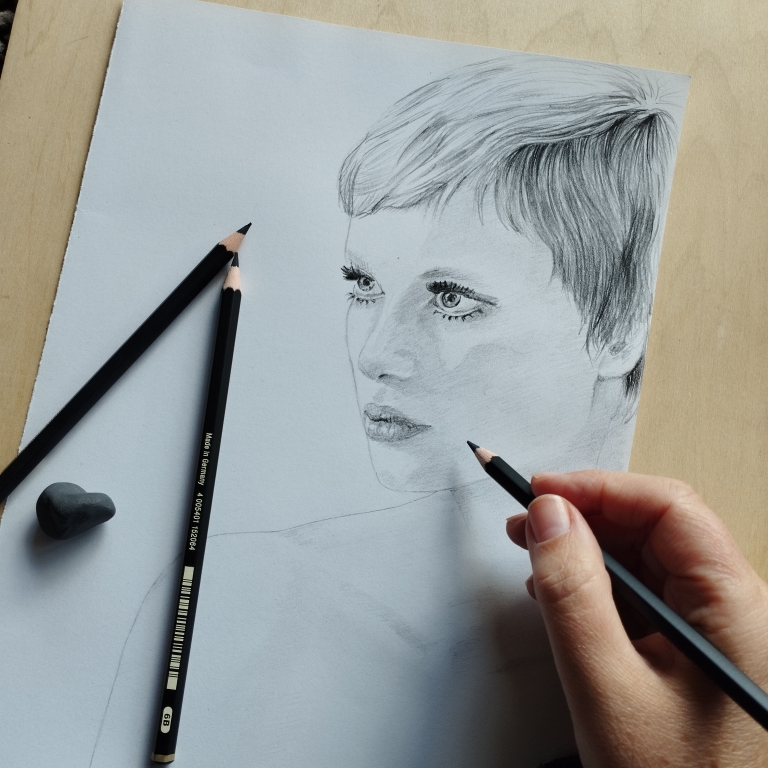 croquis au crayon work in progress de Mia Farrow jeune, inspiré par le film Rosemary's baby
