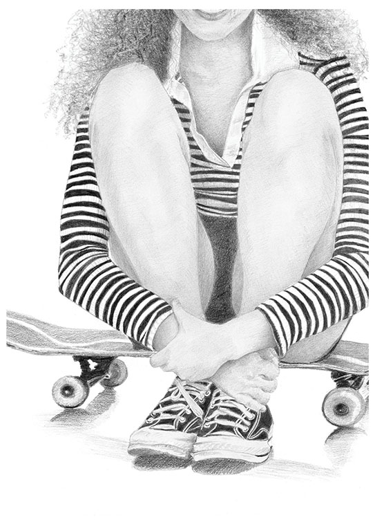 femme assise sur un skate avec des converses et un t-shirt rayé dessiné au crayon en noir et blanc