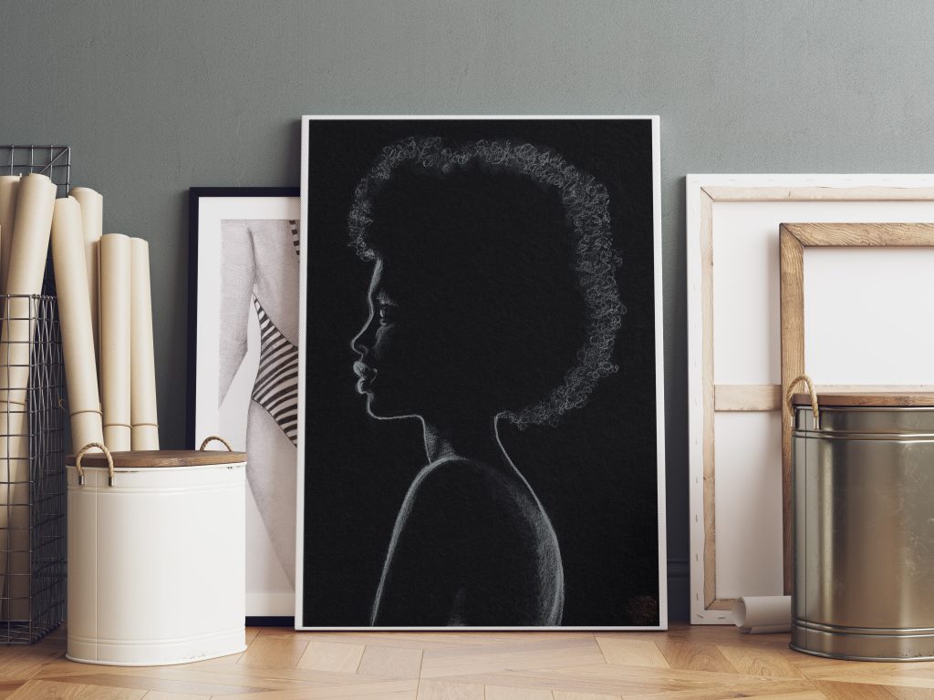 dessin au crayon blanc de femme afro sur fond noir dans un atelier d'artiste