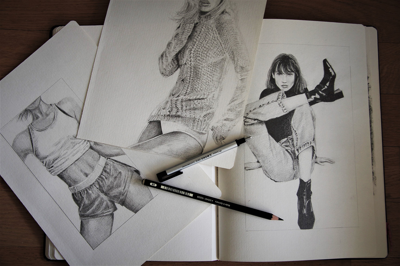 croquis de mode sur carnet à dessin de femmes en short, pull en laine et jean