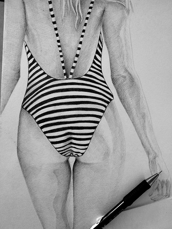 dessin en noir et blanc de femme de dos en maillot de bain à rayures