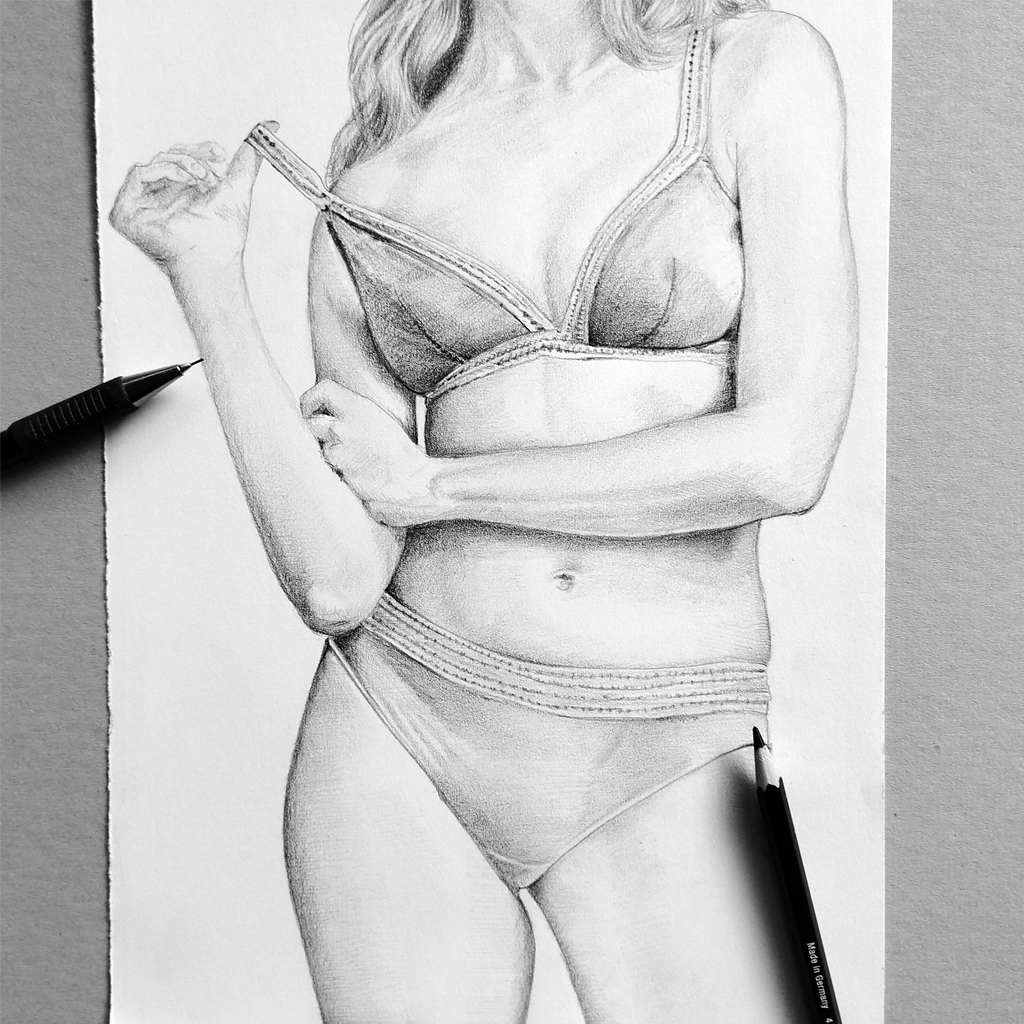 croquis au crayon noir et blanc de silhouette de femme mince en lingerie