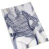 affiche d'un dessin représentant une femme en pull rayé noir et blanc