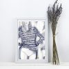 affiche dessin femme en pull rayé dans un cadre blanc
