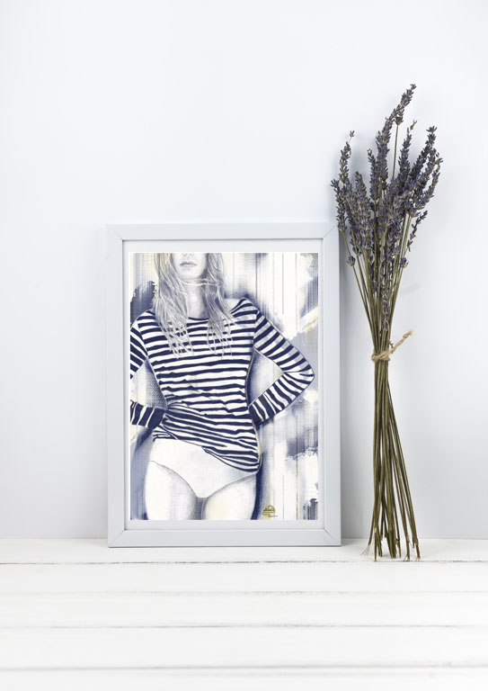 affiche dessin femme en pull rayé dans un cadre blanc