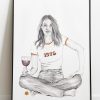 affiche dans cadre noir d'un dessin de femme assise en tailleur avec un verre de vin dans la main et un t-shirt avec l'inscription 1976