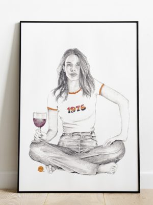 affiche dans cadre noir d'un dessin de femme assise en tailleur avec un verre de vin dans la main et un t-shirt avec l'inscription 1976