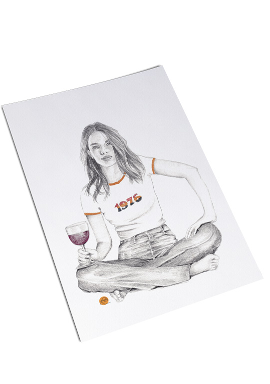 affiche de dessin de femme assise en tailleur avec un t-shirt 1976 et un verre de vin dans la main