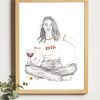 affiche encadrée représentant un dessin de femme assise en tailleur avec un verre de vin dans la vin