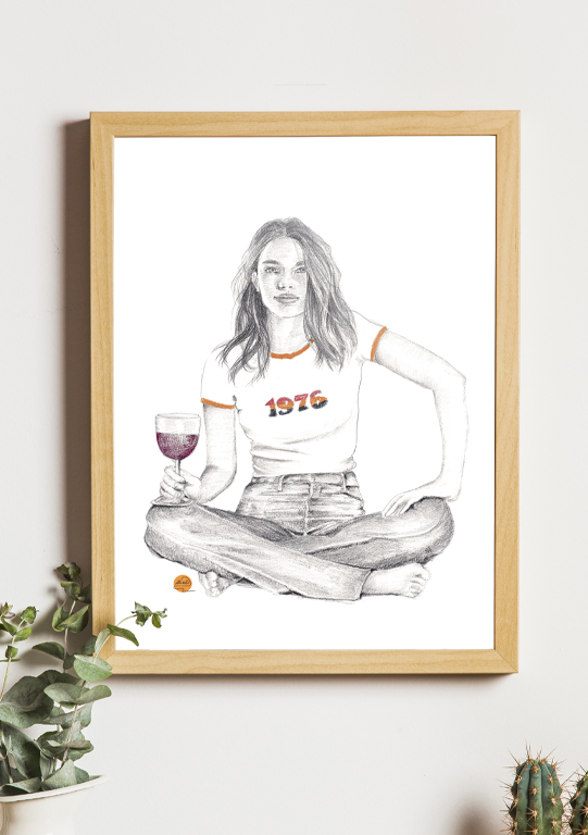 affiche encadrée représentant un dessin de femme assise en tailleur avec un verre de vin dans la vin