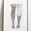 dessin noir et blanc au crayon de bas rayés dans un cadre noir