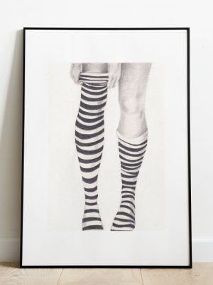 dessin noir et blanc au crayon de bas rayés dans un cadre noir