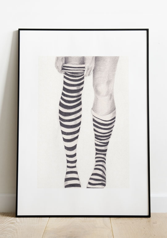 dessin noir et blanc au crayon de bas rayés dans un cadre noir