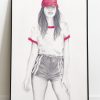 grand cadre avec un dessin de jeune femme en tenue seventies avec mini short et casquette