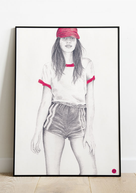 grand cadre avec un dessin de jeune femme en tenue seventies avec mini short et casquette
