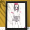 dessin de femme en mini short et casquette dans un cadre noir