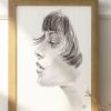 PROFIL portrait de femme de profil dessiné au crayon graphite, dans un cadre en bois