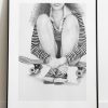 DESSIN AU CRAYON DE FEMME ASSISE SUR UN SKATE DANS UN CADRE NOIR