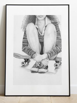 DESSIN AU CRAYON DE FEMME ASSISE SUR UN SKATE DANS UN CADRE NOIR
