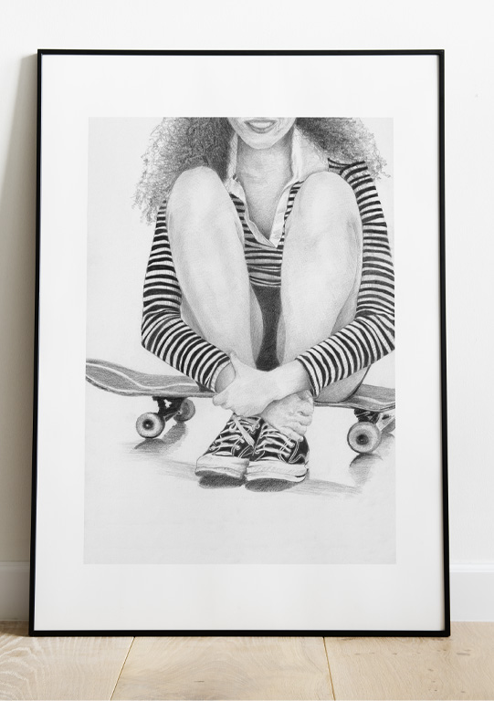 DESSIN AU CRAYON DE FEMME ASSISE SUR UN SKATE DANS UN CADRE NOIR