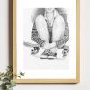 dessin de femme assise sur un skate dans un cadre en bois