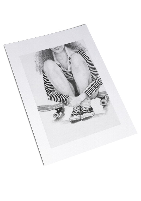 affiche de femme assise sur un skate dessinée au crayon