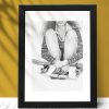 dessin de femme assise sur un skate dans un cadre noir sur fonc jaune