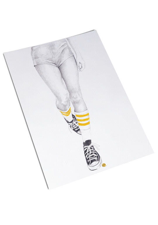 affiche d'un dessin de jambes de femmes en mini short, avec grandes chaussettes et converses