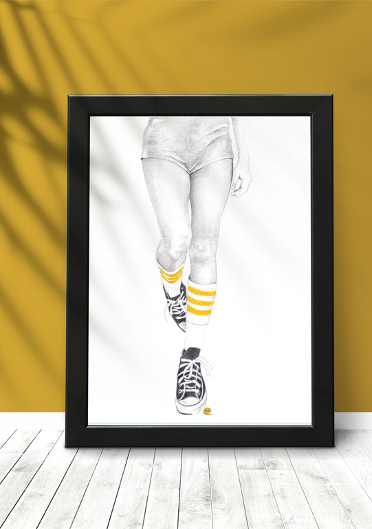 dessin de jambes de femme en mini short et converses dans un cadre noir
