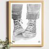 dessin noir et blanc de converse dans un cadre en bois