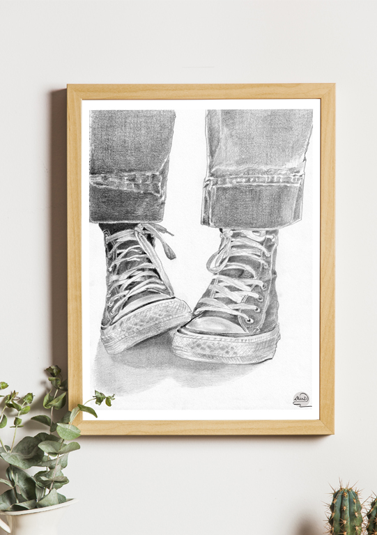 dessin noir et blanc de converse dans un cadre en bois