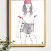 dessin de femme en mini short et casquette dans un cadre