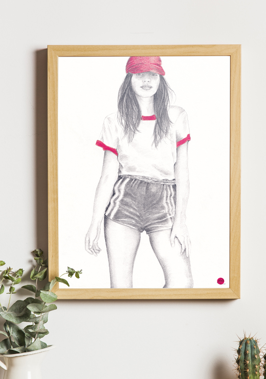 dessin de femme en mini short et casquette dans un cadre