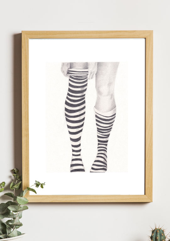 dessin de bas à rayures noir et blanc dans un cadre en bois
