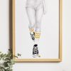 dessin dans cadre en bois de jambes de femme en mini short, grandes chaussettes et converses