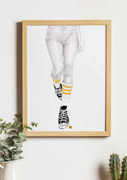 dessin dans cadre en bois de jambes de femme en mini short, grandes chaussettes et converses