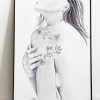 dessin d'épaule de femme tatouée dans un grand cadre noir