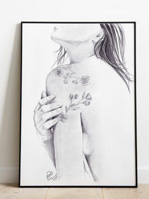 dessin d'épaule de femme tatouée dans un grand cadre noir