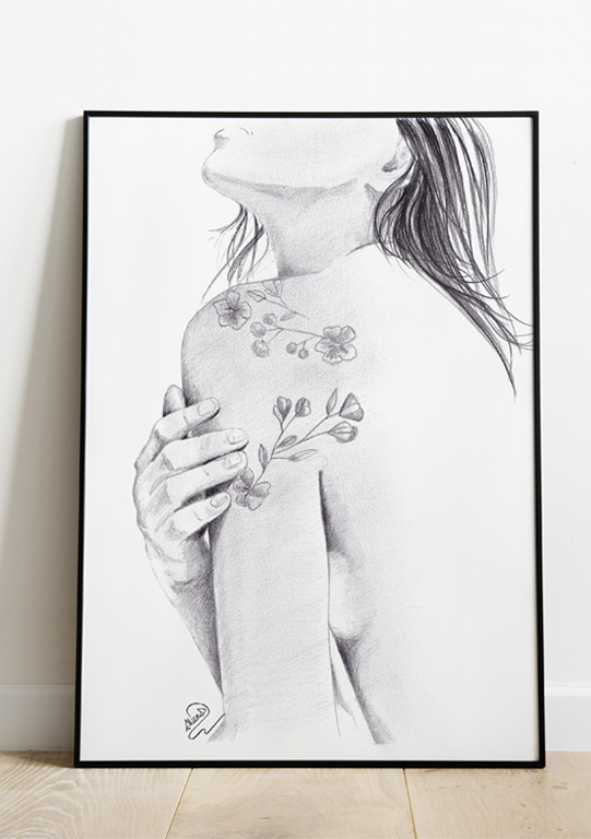 dessin d'épaule de femme tatouée dans un grand cadre noir