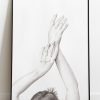 dessin de bras et mains de femme vue de dos