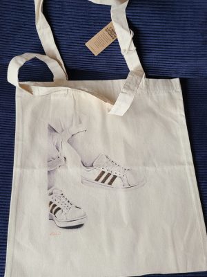 tote bag personnalisé avec un dessin d'Adidas