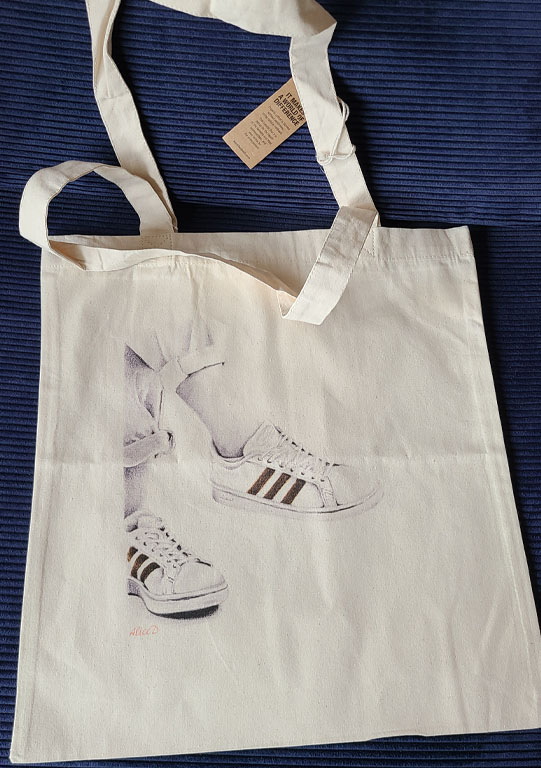 tote bag personnalisé avec un dessin d'Adidas