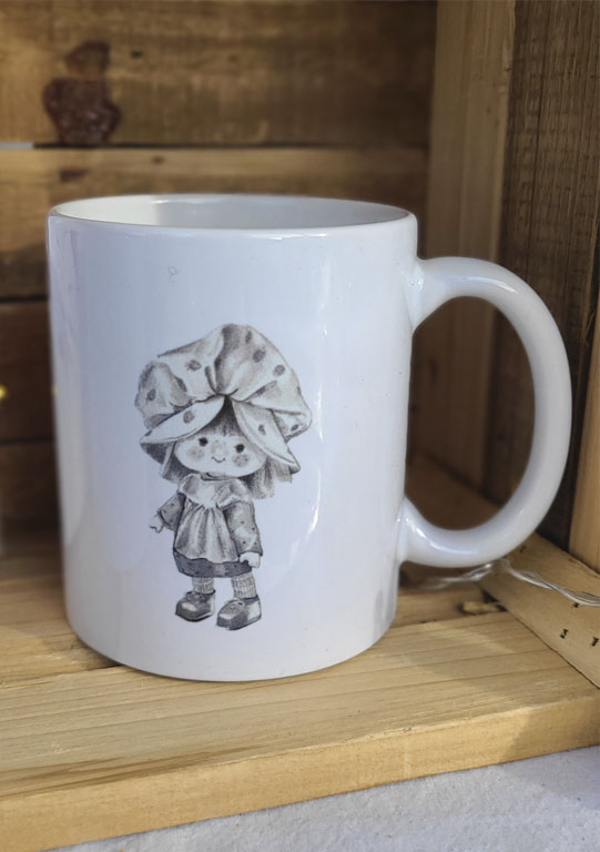 mug avec un dessin de charlotte aux fraises