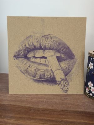 dessin au stylo bille d'une bouche féminine avec une cigarette