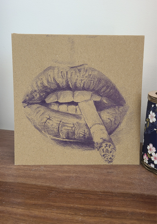 dessin au stylo bille d'une bouche féminine avec une cigarette