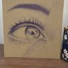 œil dessiné au stylo qui regarde sur le côté