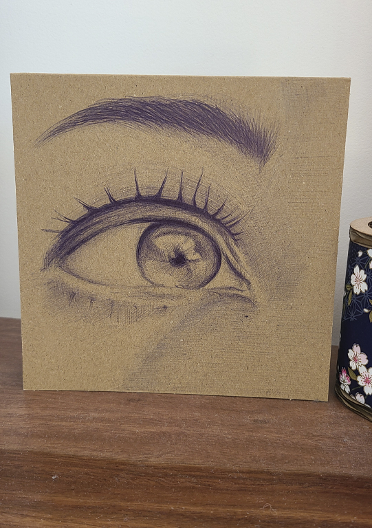 œil dessiné au stylo qui regarde sur le côté