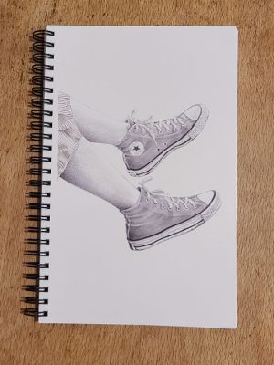 dessins de converses sur la couverture d'un carnet à spirales