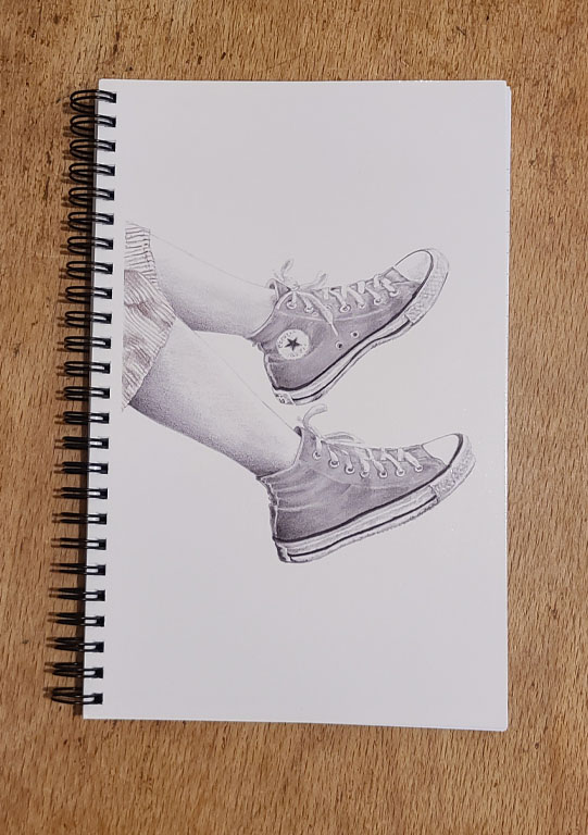 dessins de converses sur la couverture d'un carnet à spirales